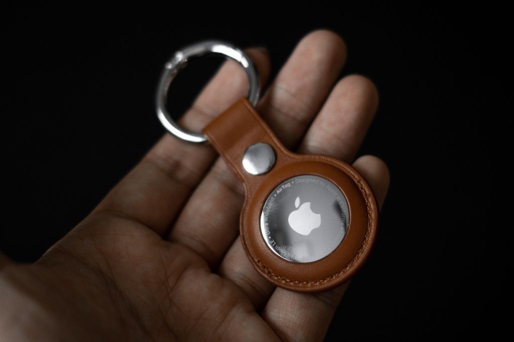 do AirTags come with a keychain