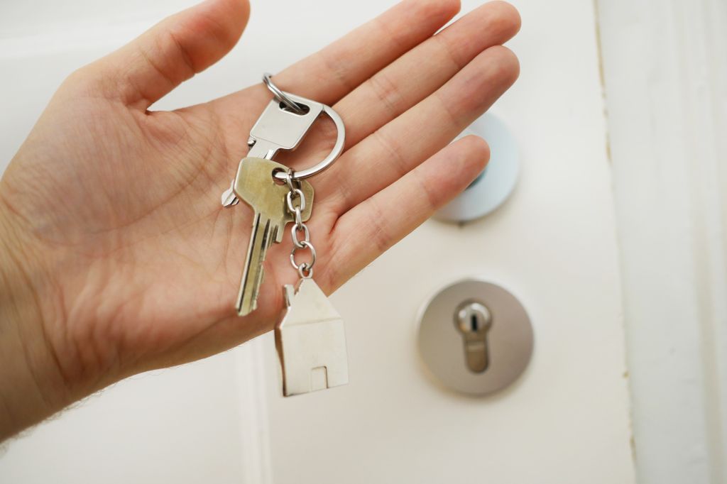 image of someone holding house keys
